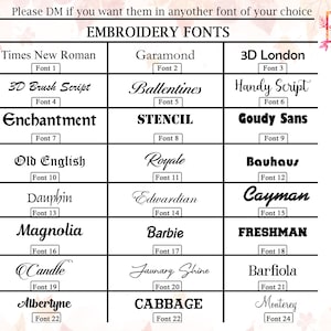 Op de afbeelding: Een overzicht van borduurlettertypen, waaronder Times New Roman, Garamond en 3D London. De tekst "EMBROIDERY FONTS" staat bovenaan. De afbeelding bevat ook de tekst "Please DM if you want them in anyother font of your choice."