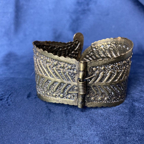 Vintage Brass Cuff Bracelet Leaf Leaves Hinged Je… - image 3