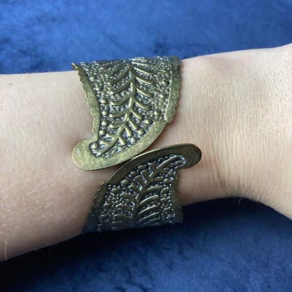 Vintage Brass Cuff Bracelet Leaf Leaves Hinged Je… - image 5