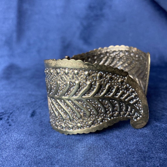 Vintage Brass Cuff Bracelet Leaf Leaves Hinged Je… - image 2