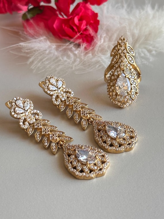 Luxury Silver-Plated Earrings and Ring Set with Diamond-Cut Detailing – Elegant Long Earrings with Sparkling Stones and Eye-Catching Ring