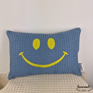 Almohada pequeña con cara sonriente, almohada de viaje, regalo para el Día de la Madre o el Día del Padre, almohada de peluche, almohada de 20 x 30 cm, regalo personalizado, pequeño estímulo. Blau/Gelb