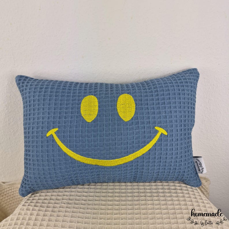Almohada pequeña con cara sonriente, almohada de viaje, regalo para el Día de la Madre o el Día del Padre, almohada de peluche, almohada de 20 x 30 cm, regalo personalizado, pequeño estímulo. Blau/Gelb