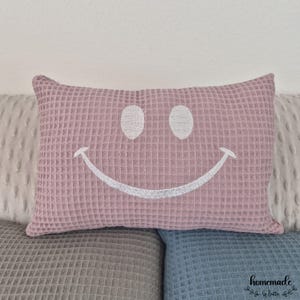 Puede incluir: Un juego de tres tazas de cer&aacute;mica con un acabado mate moteado. Las tazas son de color crema, gris claro y gris oscuro. Cada taza tiene un dise&ntilde;o simple y minimalista.