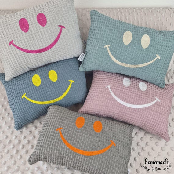 kleines Kissen mit Smiley, Reisekissen, Geschenk Muttertag Vatertag, Kuschelkissen, Kissen 20x30, persönliches Geschenk, kleine Aufmunterung