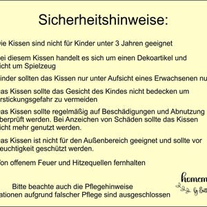 Puede incluir: Imagen crema con texto negro que enumera las instrucciones de seguridad para cojines. El texto incluye advertencias sobre ni&ntilde;os menores de 3 a&ntilde;os, uso decorativo, supervisi&oacute;n de adultos y evitar riesgos de asfixia. Tambi&eacute;n incluye el texto "homemade by Britte".