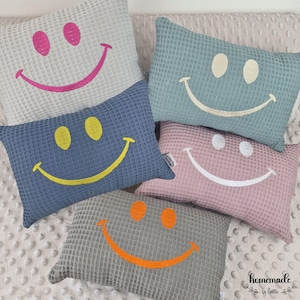 Almohada pequeña con cara sonriente, almohada de viaje, regalo para el Día de la Madre o el Día del Padre, almohada de peluche, almohada de 20 x 30 cm, regalo personalizado, pequeño estímulo. imagen 1