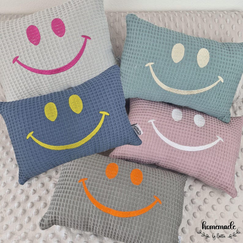 Almohada pequeña con cara sonriente, almohada de viaje, regalo para el Día de la Madre o el Día del Padre, almohada de peluche, almohada de 20 x 30 cm, regalo personalizado, pequeño estímulo. imagen 1