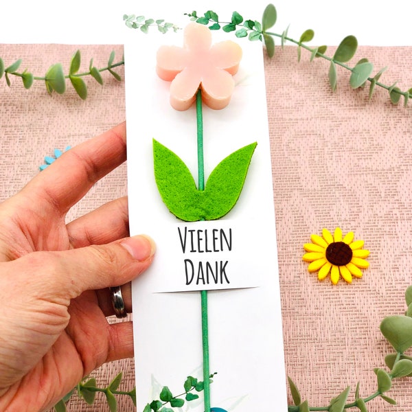 Blumenseife - kleines Geschenk zum Muttertag - Geburtstagsgeschenk - Muttertagsgeschenk - Seife Margerite mit Stab und Karte personalisiert