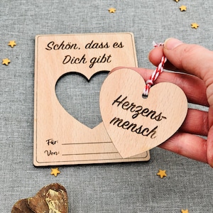 Grußkarte aus Holz mit Herz Anhänger - Schön, dass es Dich gibt - nachhaltiges Geschenk - kleines Geschenk zum Danke sagen -personalisiert