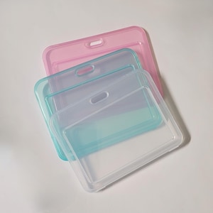 Porte-cartes d'identité large/horizontal en plastique (transparent, rose, bleu, vert) [1 quantité]