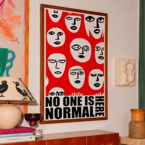 Affiche abstraite de visages, « Ici, personne n'est normal », visages rouges excentriques, style naïf.