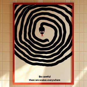 Puede incluir: Un estampado artístico enmarcado con un diseño en espiral en blanco y negro y una cabeza de serpiente en el centro. La serpiente tiene ojos rojos y una lengua roja. El texto "Be careful there are snakes everywhere" está en la parte inferior.