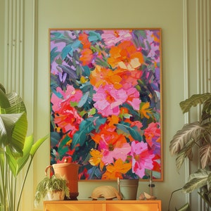 以下が含まれることがあります： ピンク、オレンジ、黄色の花と緑の葉を描いたカラフルな絵画。絵画は金色の額縁に収められ、薄い緑色の壁にかけられています。絵画は、2 つのドアが付いた黄色のキャビネットの上にあります。キャビネットの左側には鉢植えの植物があり、右側にはピンクの肘掛け椅子があります。