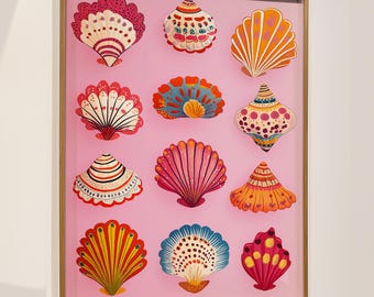 Puede incluir: Una impresión artística enmarcada que presenta una colección de ilustraciones de conchas marinas coloridas y estilizadas sobre un fondo rosa. Las conchas tienen varias formas y diseños, con colores como rosa, naranja, azul y amarillo. El marco es de color marrón claro.