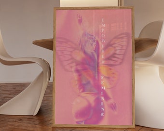 Pode incluir: Uma impressão de arte digital rosa e roxa com uma mulher com asas de borboleta. O texto "EMPOWERED FEMININE" está escrito verticalmente do lado direito da imagem.