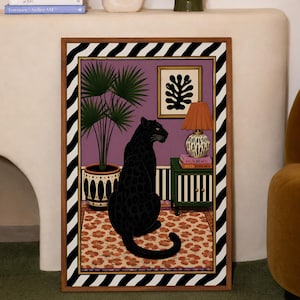 Könnte beinhalten: Ein gerahmter Kunstdruck, der einen schwarzen Panther zeigt, der auf einem Blumenteppich in einem Raum mit violetten Wänden sitzt. Die Szene umfasst eine Topfpalme, einen kleinen grünen Schrank mit einer Lampe und einen gerahmten abstrakten Druck, alles umrandet von einem schwarz-weiß gestreiften Rahmen.