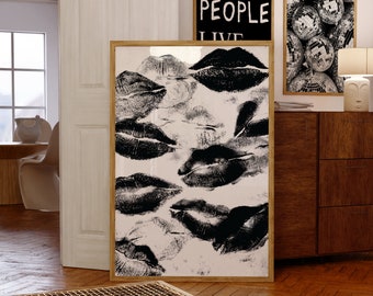 Puede incluir: Una impresión enmarcada en blanco y negro de un patrón de labios negros sobre un fondo blanco. La impresión está colgada en una pared con un marco de madera.