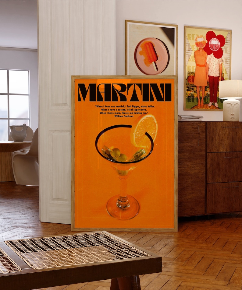 Peut inclure: Une affiche vintage sur fond orange avec un verre &agrave; martini contenant des olives et un quartier de citron. Le texte sur l'affiche est "MARTINI" et comprend une citation de William Faulkner : "Quand j'ai un martini, je me sens plus grand, plus sage, plus grand. Quand j'en ai un deuxi&egrave;me, je me sens superlatif. Quand j'en ai plus, rien ne me retient."
