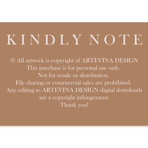 Puede incluir: Una tarjeta rectangular marr&oacute;n con el texto "KINDLY NOTE" en fuente serif. El texto detalla informaci&oacute;n de derechos de autor y restricciones de uso para descargas digitales de ARTEVINA DESIGN.