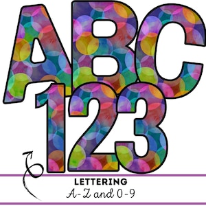 Peut inclure: Lettres ABC et chiffres 123 colorés avec un effet aquarelle. Les lettres et les chiffres sont soulignés en noir et remplis de cercles superposés dans des tons de violet, bleu, jaune et orange. Le texte "Lettering A-Z and 0-9" est en dessous.