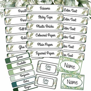 Op de afbeelding: Een verzameling bedrukbare labels met een aquarel eucalyptus blad ontwerp. Labels zijn onder meer "Potlood", "Schaar", "Plakband", "Plastic bakstenen", "Gekleurd papier", "Effen papier", "Geruit papier", "Naam" en "Tekst invoeren".