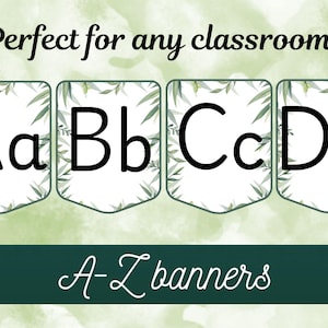 Op de afbeelding: A-Z alfabet banners met groen gebladerte en witte achtergronden. Elke banner heeft een letter in hoofdletters en kleine letters. De tekst "Perfect voor elke klas!" en "A-Z banners" is ook inbegrepen.