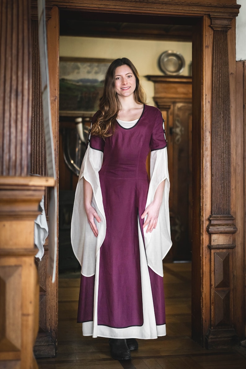 Medieval dress model Isabella, linen dress, historical clothing Brombeere