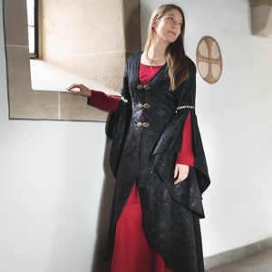 Medieval coat dress model Amélie image 3