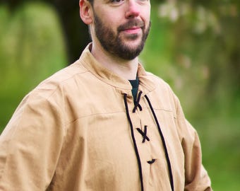 Camisa de gola alta em algodão, camisa medieval, camisa com amarração no decote, camisa para LARP, camisa histórica, modelo Jannis