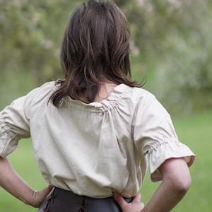 Bluse mit kurzem Ärmel, Halbleinen Bluse, Marketenderinbluse, Trachtenbluse, Sommerbluse