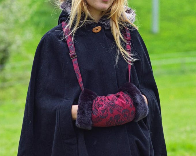 Robe fourreau en crêpe sans manches froncée sur les côtés