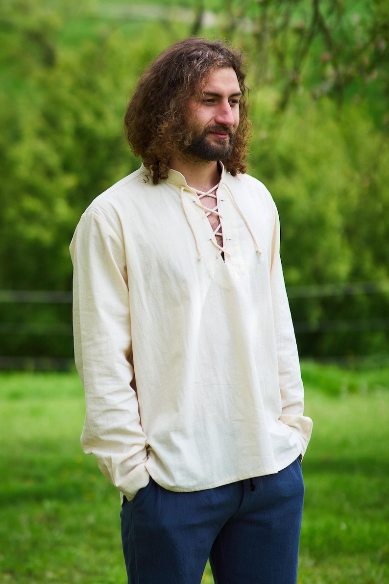 Op de afbeelding: Een wit overhemd met lange mouwen en een vetersluiting. Het shirt is gemaakt van een zachte, natuurlijke stof en heeft een ontspannen pasvorm.