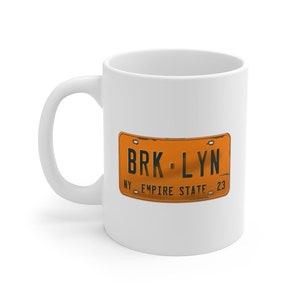 Caneca de café com placa de Nova York estilo anos 80 que diz Brooklyn 11 onças