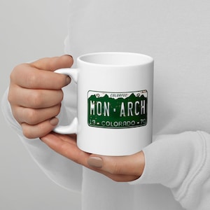 Caneca de café Monarch, placa de carro do Colorado estilo anos 1970 que diz Mon Arch, Monarch, Vintage Antique Automotive Rusty 11 onças