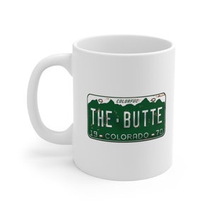 Caneca de café The Butte, placa de carro do Colorado estilo anos 1970 que diz The Butte, Crested Butte, Vintage Antique Automotive Rusty 11 onças