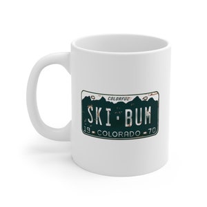 Caneca de café com placa de carro Colorado estilo anos 1970 que diz Ski Bum Vintage Antique Automotive Rusty 11 onças