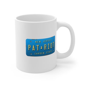 Caneca de café com placa de Nova Jersey estilo anos 80 que diz Patriot 11oz