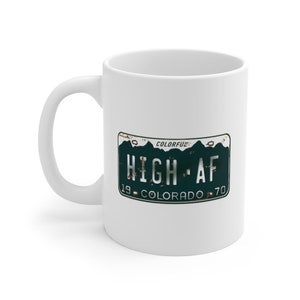 Caneca de café com placa de carro Colorado estilo anos 1970 que diz High AF Vintage Antique Automotive Rusty 11oz Weed Marijuana