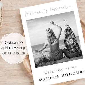 Foto 'Está acontecendo' Cartão de proposta de madrinha, Cartão de madrinha, Foto estilo cartão postal, Madrinha chefe, Anúncio de casamento