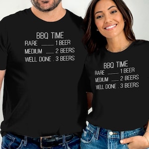 Camiseta BBQ Time, Camiseta engraçada para grelhar, Presente para amantes de cerveja, Camiseta com gráfico de cerveja para churrasco, Traje para festa de churrasco, Roupa de mestre da grelha, Roupa para churrasco de quintal