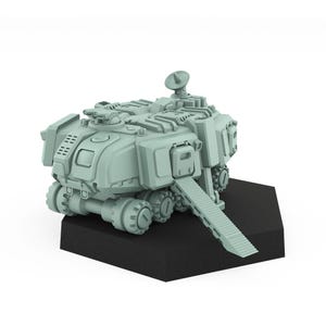 Peut inclure: Modèle vert clair d'un véhicule futuriste avec plusieurs roues, une rampe et une antenne parabolique. Le véhicule a un design anguleux avec divers panneaux et trappes, posé sur une base noire.