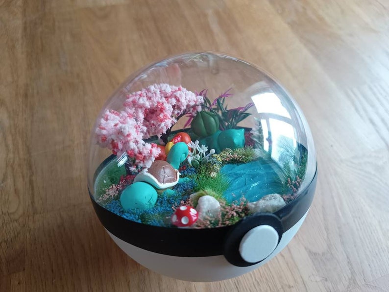 Pikachu, Glumanda, Bisasam oder Schiggy Handmade Pokémon Pokeball Terrarium. Pokemon, Pokeballs, geeky Geschenk. Kanto starters 12cm