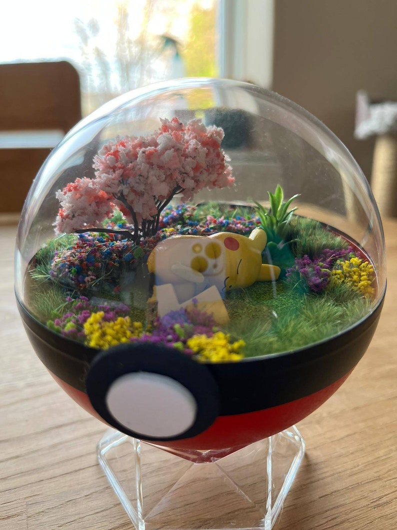 Pikachu, Glumanda, Bisasam oder Schiggy Handmade Pokémon Pokeball Terrarium. Pokemon, Pokeballs, geeky Geschenk. Sleeping Pikachu