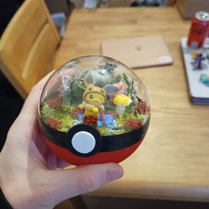 Pikachu, Glumanda, Bisasam oder Schiggy Handmade Pokémon Pokeball Terrarium. Pokemon, Pokeballs, geeky Geschenk. Bild 5