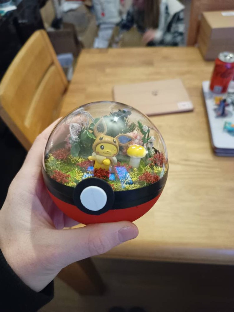 Pikachu, Glumanda, Bisasam oder Schiggy Handmade Pokémon Pokeball Terrarium. Pokemon, Pokeballs, geeky Geschenk. Bild 5