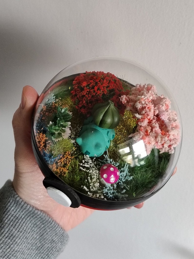 Pikachu, Glumanda, Bisasam oder Schiggy Handmade Pokémon Pokeball Terrarium. Pokemon, Pokeballs, geeky Geschenk. Bulbasaur