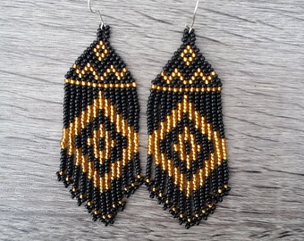 Boucles d’oreilles perlées amérindiennes inspirées. Boucles d’oreilles noires en or. Cadeau pour elle