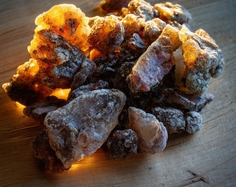 Resina di abete rosso naturale biologica selvatica per incenso, unguento curativo e usi erboristici.