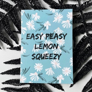 Easy Peasy - Cartolina grafica. Scheda illustrativa. Scheda grafica. Cartolina impertinente. Citazione della carta. Scheda con citazione impertinente. Fiori retrò